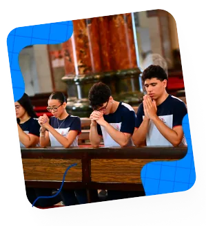 Alunos salesianos em oração